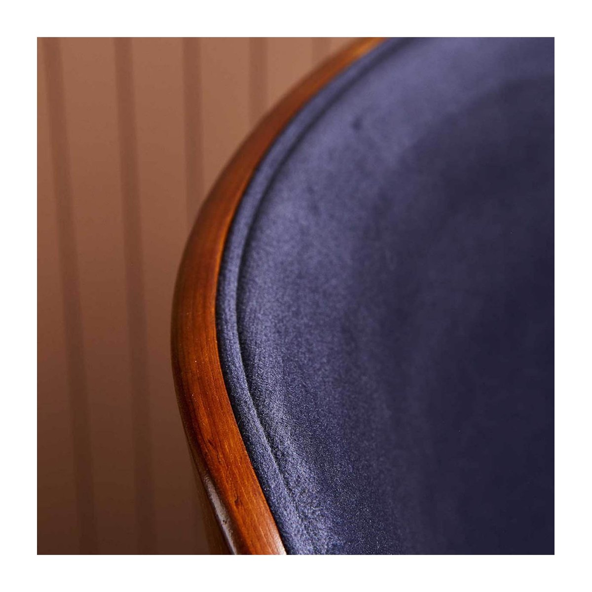 Chaise finition noyer avec assise en velours - Mannix marron, SIGNATURE