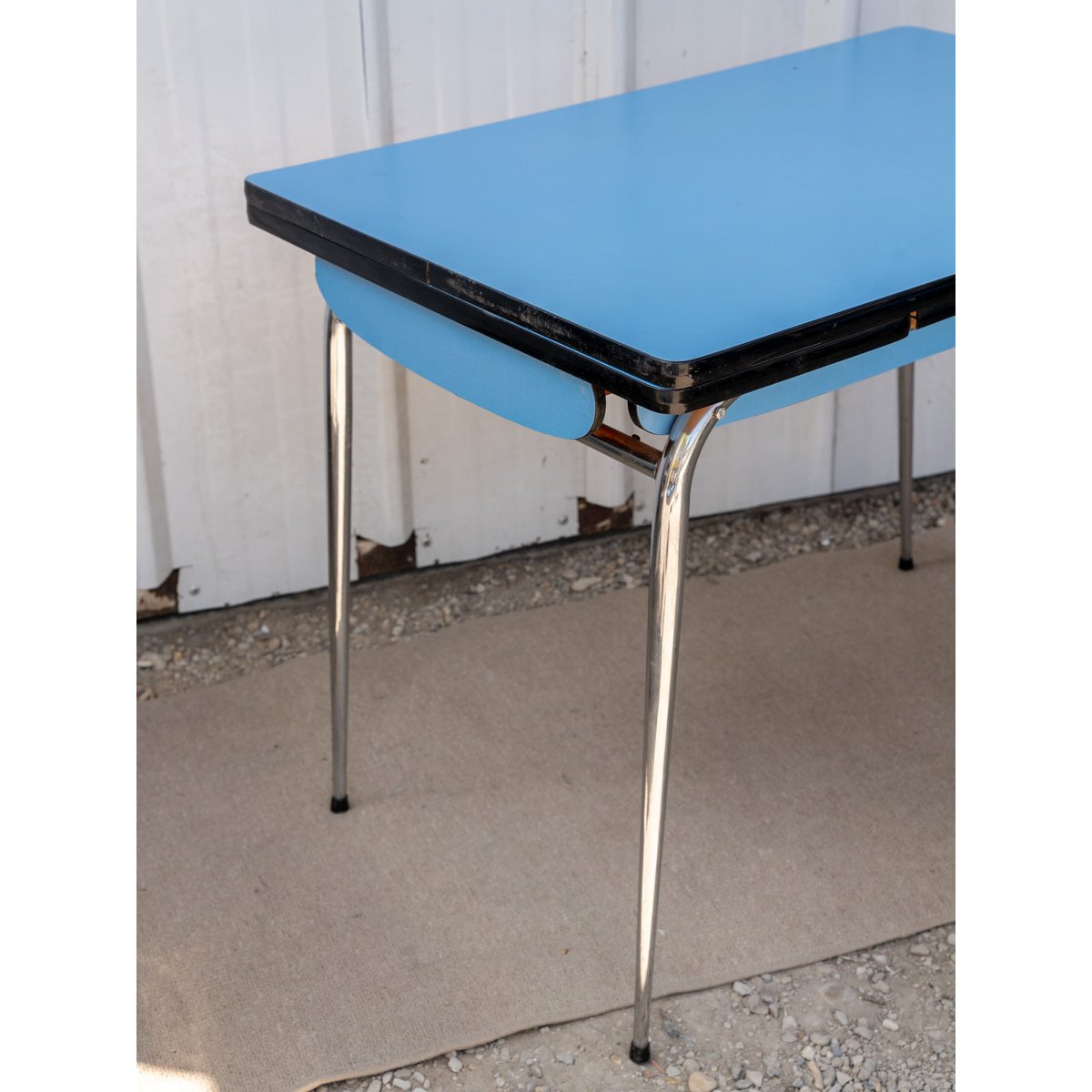 Ensemble de table et chaises en formica bleu et blanc Ange N°26 - Bon état bleu, DEBONGOUT