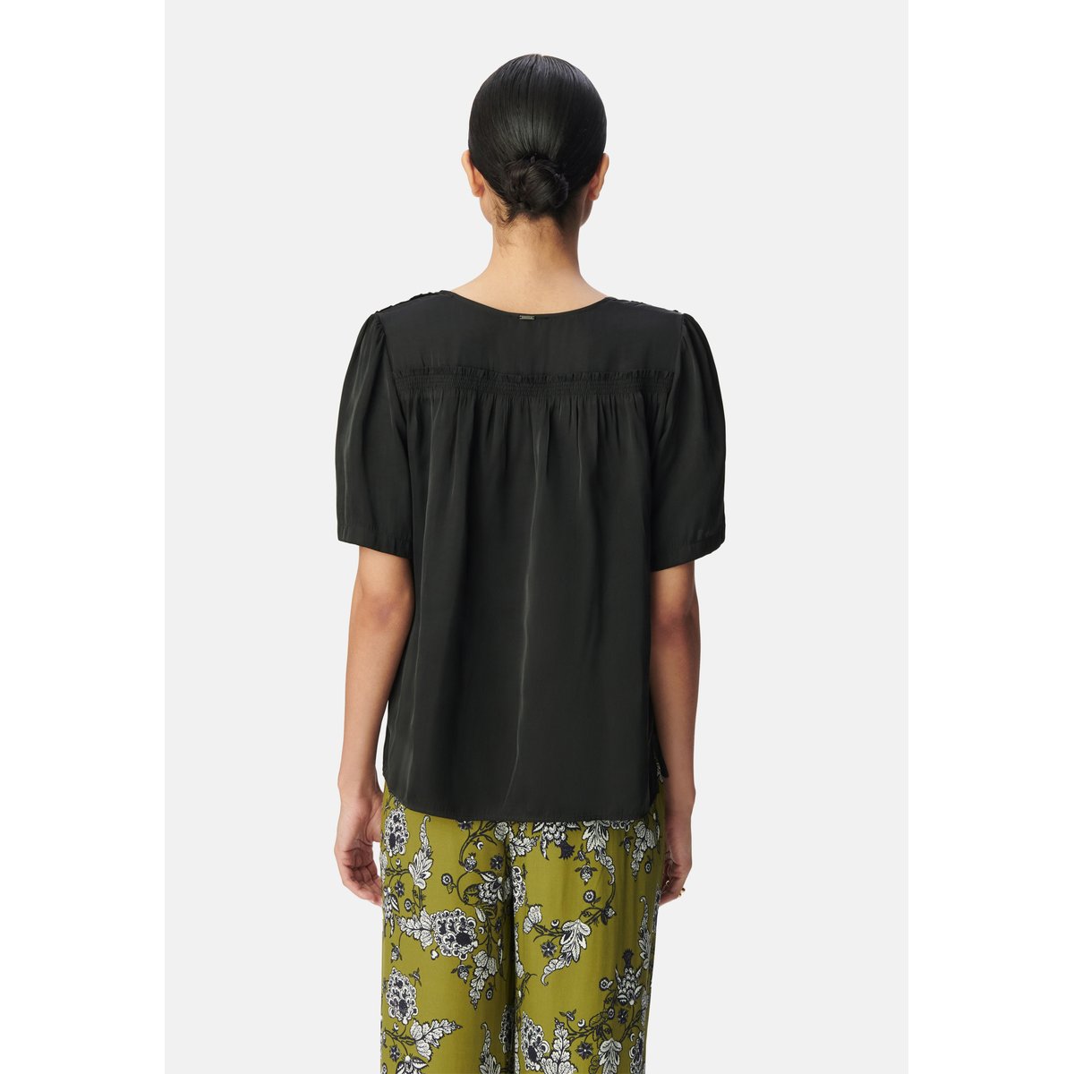 Top manches courtes satiné détails smocks noir, IKKS
