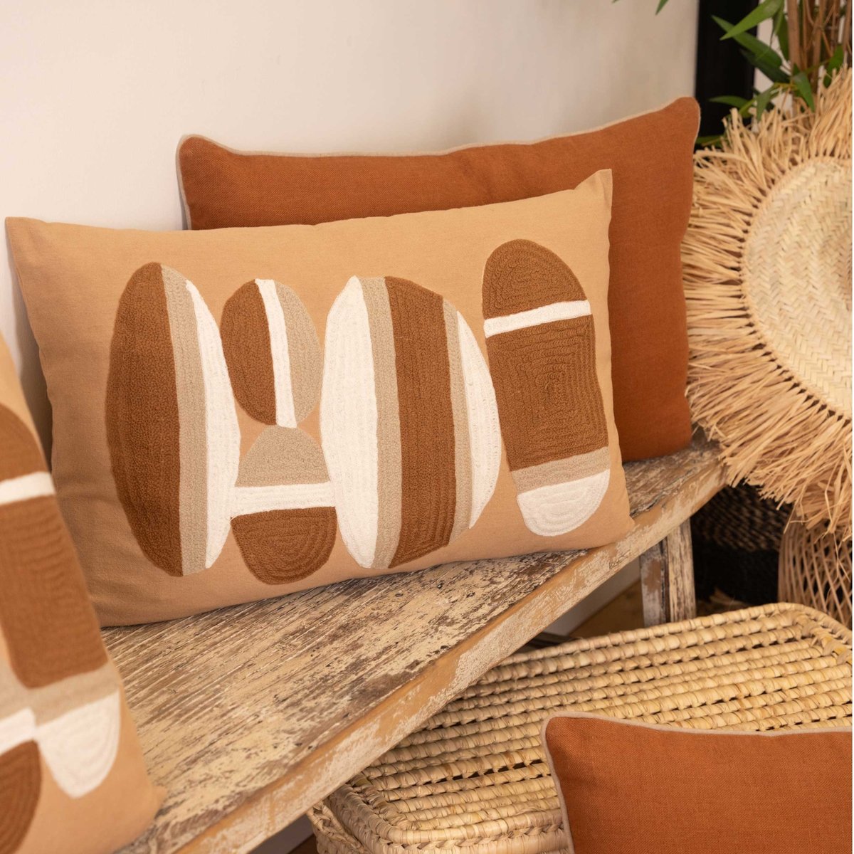 Coussin brodé motif galets de plage marron, SUD ETOFFE
