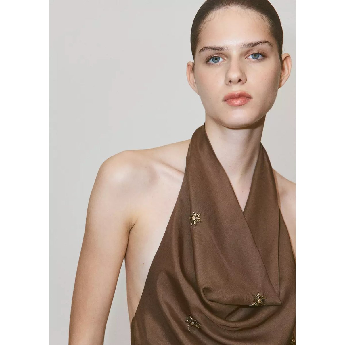Top dos-nu avec détails brodés marron, MANGO
