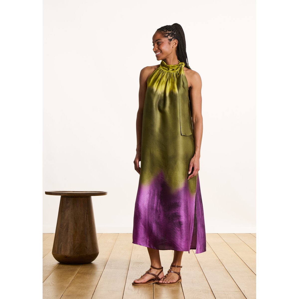 Robe longue fluide en satin à imprimé tie & dye vert feijoa, LA FEE MARABOUTEE