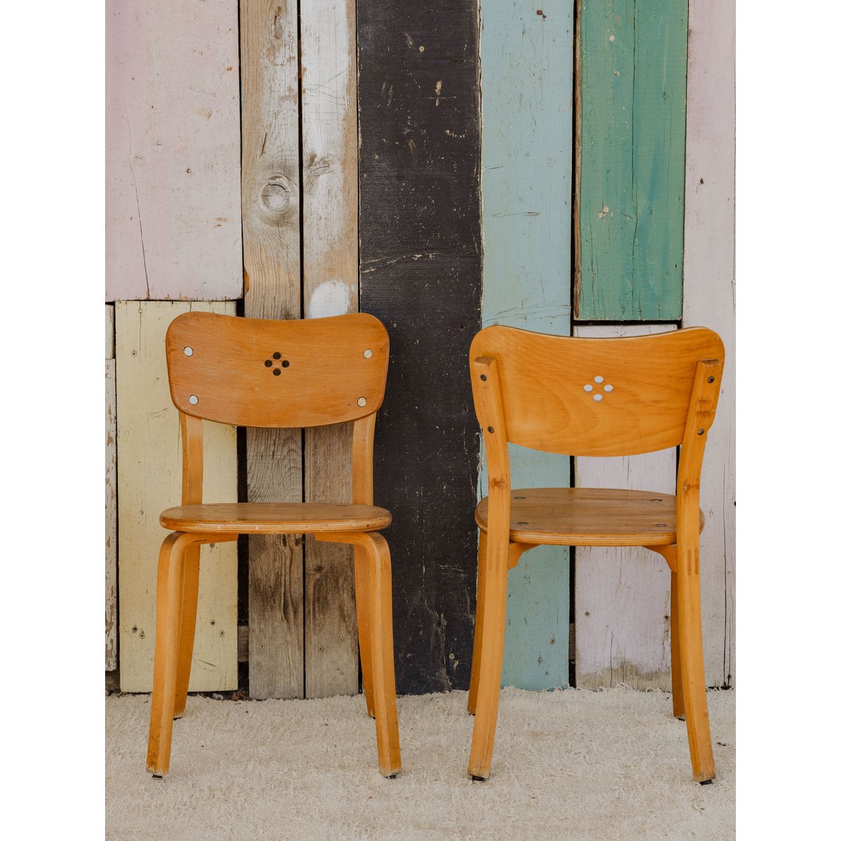Paire de chaises en bois Claude N°1386 - Bon état bois clair, DEBONGOUT