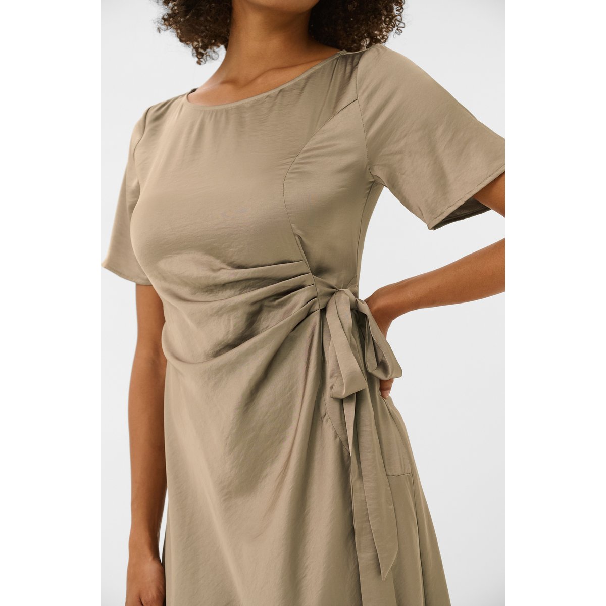 Robe marron falcon, CULTURE