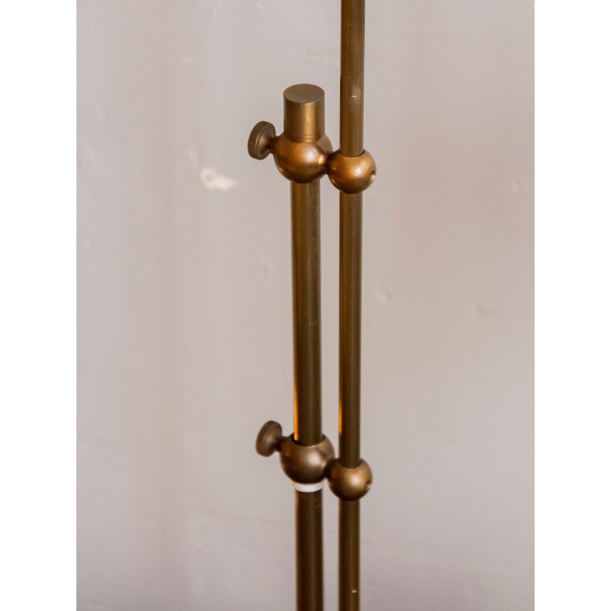 Lampe en fer forgé à la structure robuste Suzanne N°636 - Bon état métal, DEBONGOUT