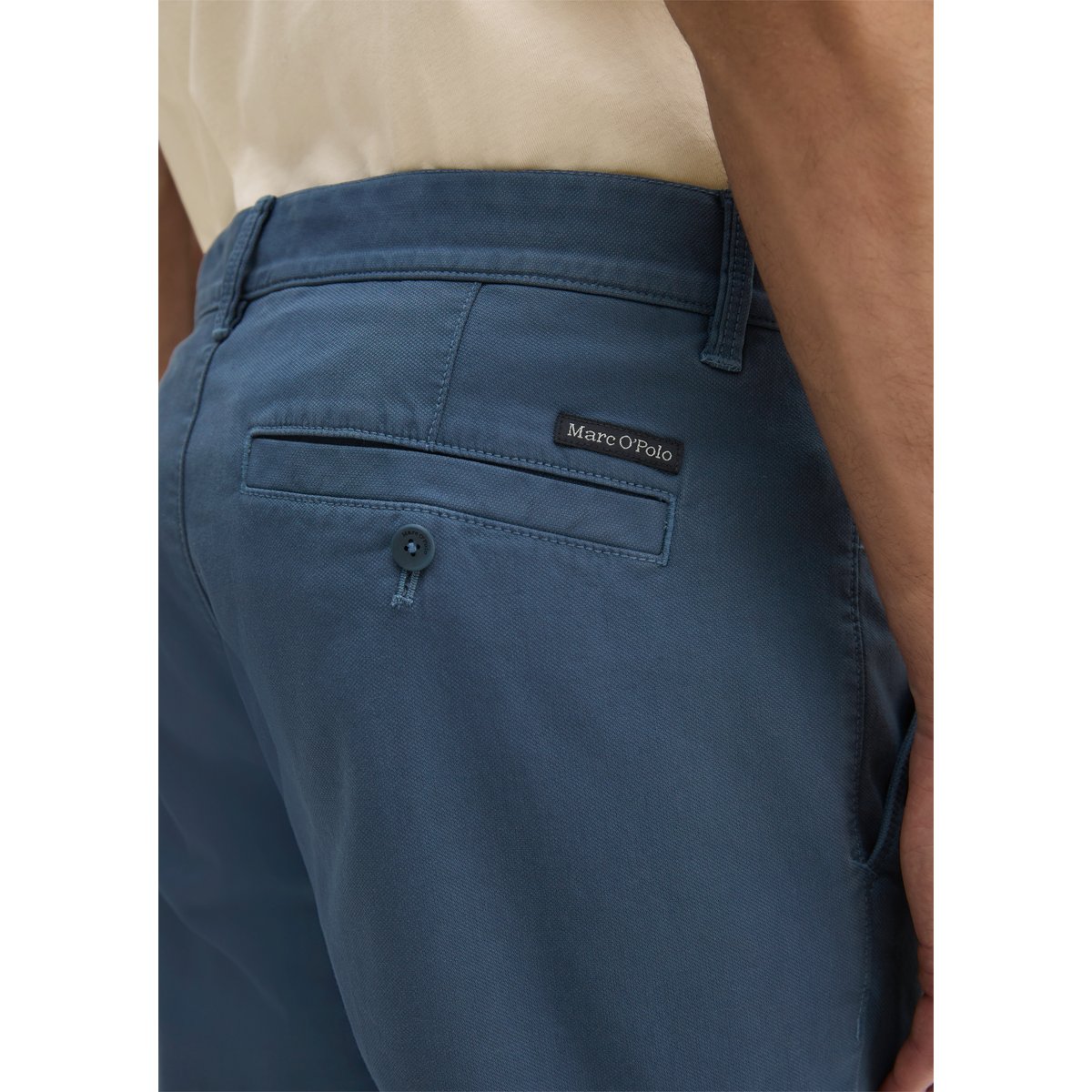 Chino modèle Stig shaped en coton bio mélangé bleu moyen, MARC O'POLO