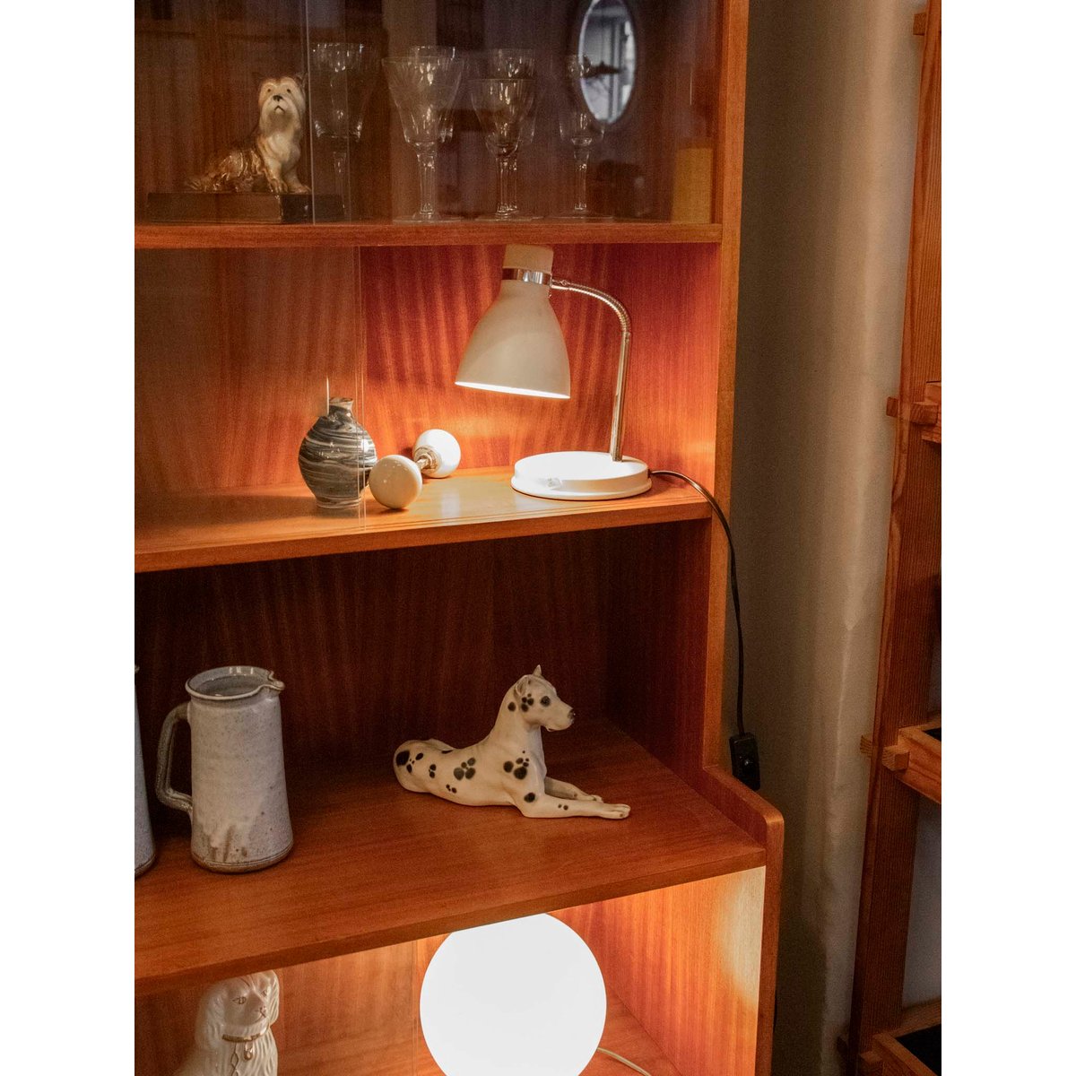 Grande bibliothèque vitrée au placage en bois Madeleine N°711 - Bon état bois foncé, DEBONGOUT