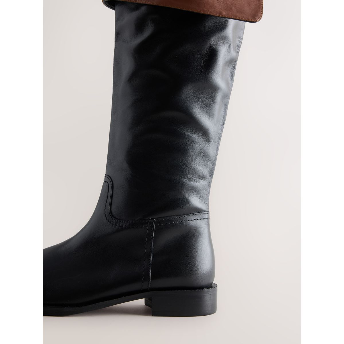 Bottes hauteur genou en cuir à rabat noir, NEXT
