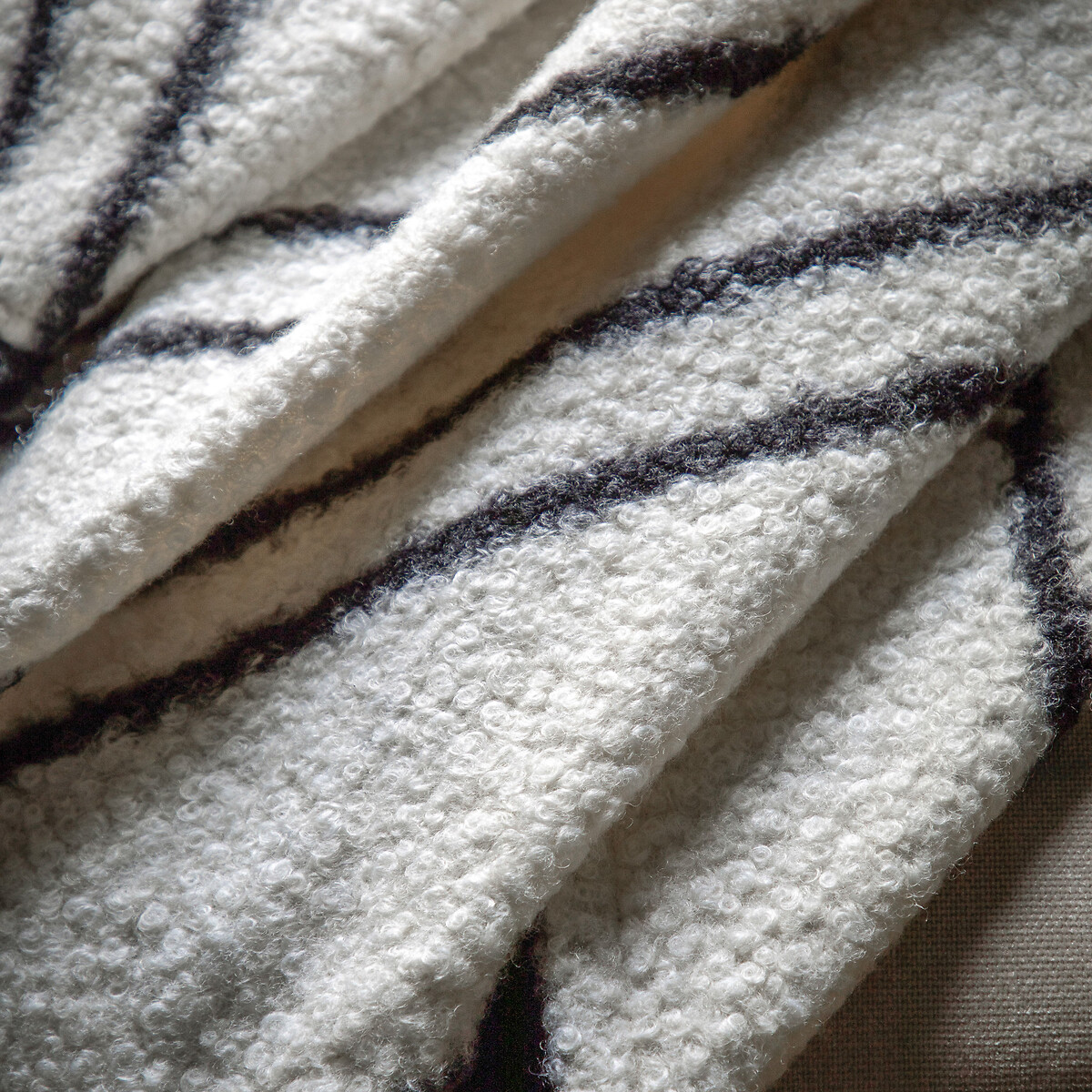 Scalloped Monochrome Throw cream, ÉDITÉ