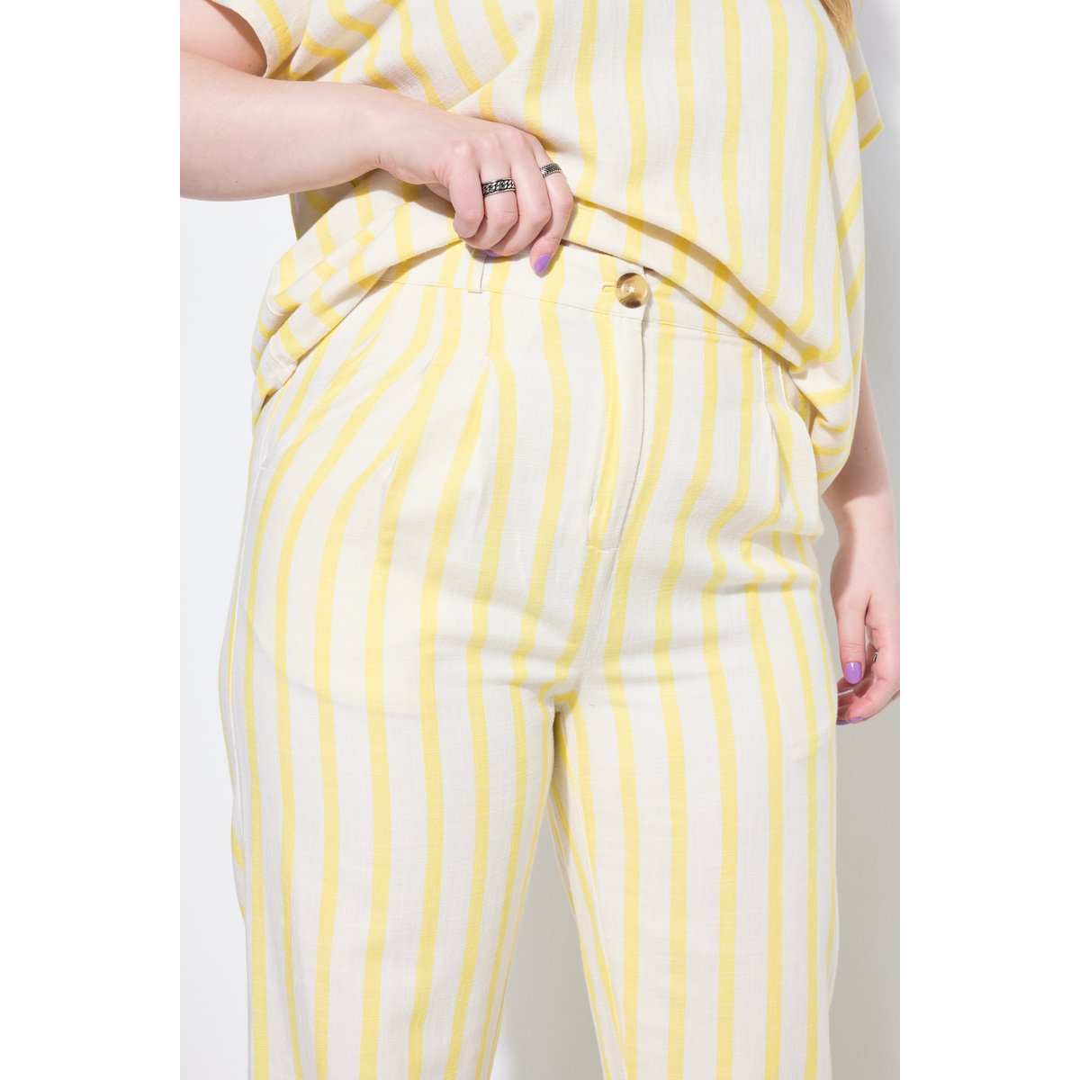 Pantalon jambe droite, aspect lin, rayures jaune tendre, STUDIO UNTOLD
