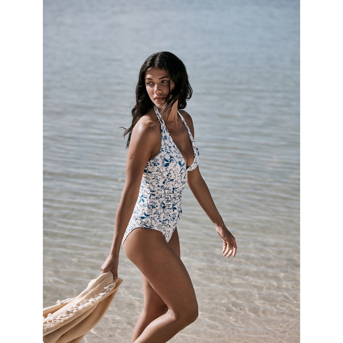 Haut de tankini gainant à dos nu crème/bleu à petits motifs floraux, NEXT