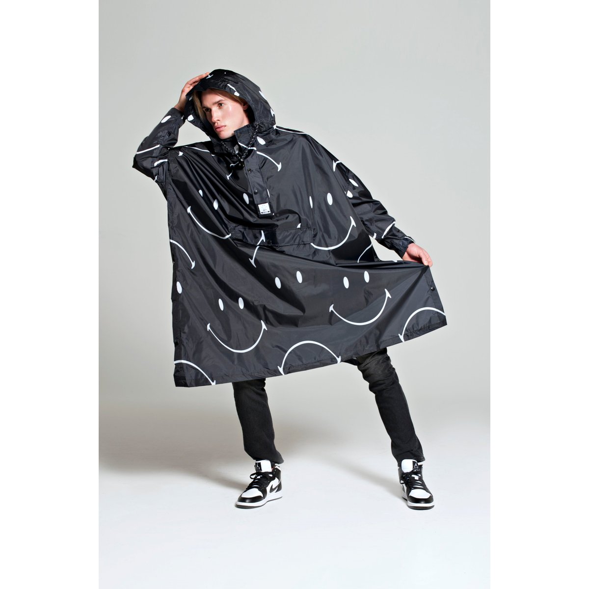 Poncho de pluie imperméable CLASSIC SMILE X SMILEY smile classique noir/blanc, RAINKISS