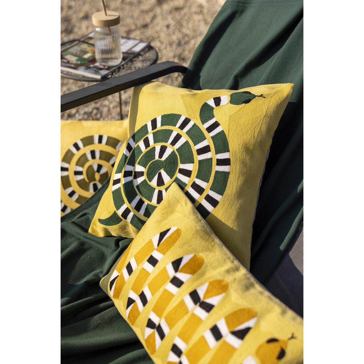 Coussin brodé Yoka mangue, VIVARAISE