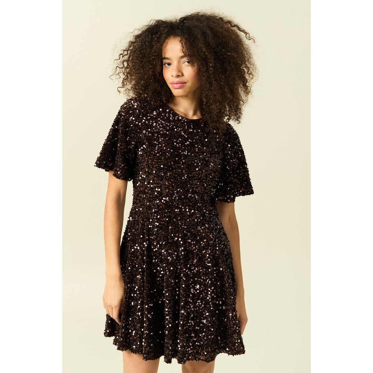 Robe manches courtes à sequins marron, BONOBO