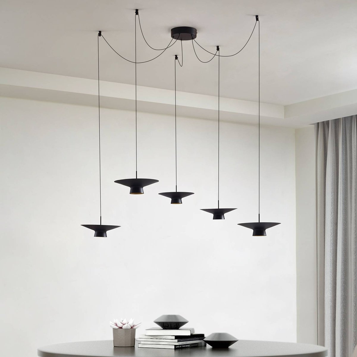 Suspension en métal moderneLED, Norvind noir sable, or, LINDBY