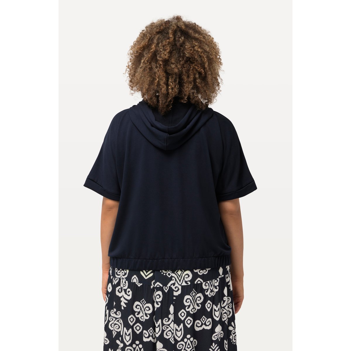 Veste à capuche oversize. Base élastique marine, ULLA POPKEN