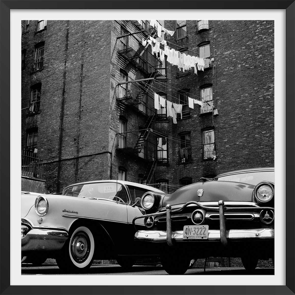Affiche Photo ancienne New York - Vue sur cour affiche + cadre en bois - noir, HEXOA