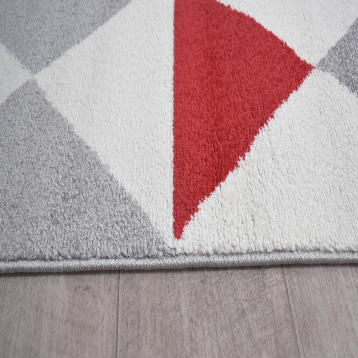 Tapis chambre tissé motif scandinave TRIANGAM rouge, gris, blanc, UN AMOUR DE TAPIS