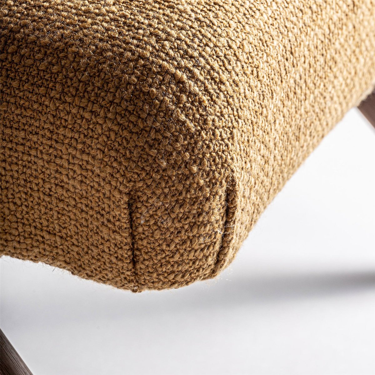 Fauteuil classique en bois d'hévéa ocre marbré chaleureux, RECOLLECTION