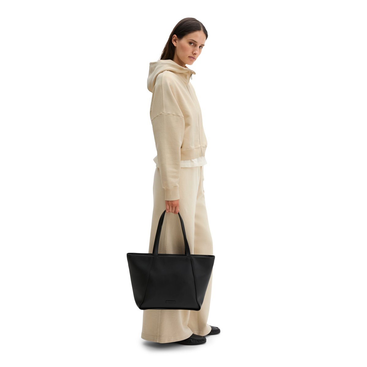 Shopper en une alternative de cuir en polyester recyclé noir, MARC O'POLO
