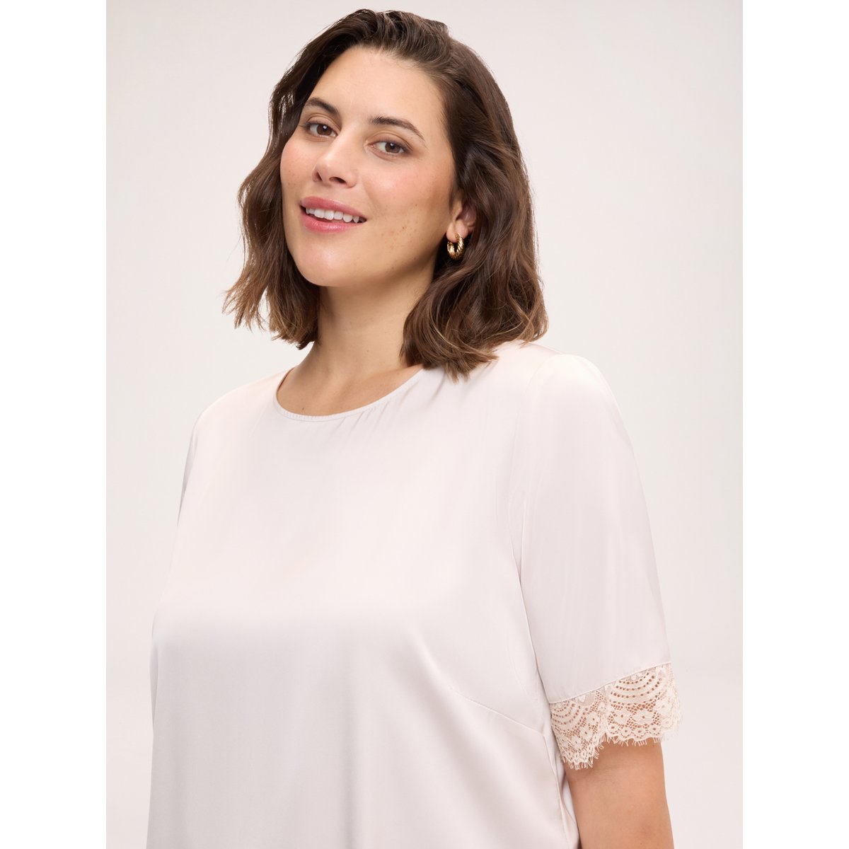 Chemisier en satin à bordures en dentelle beige, FIORELLA RUBINO