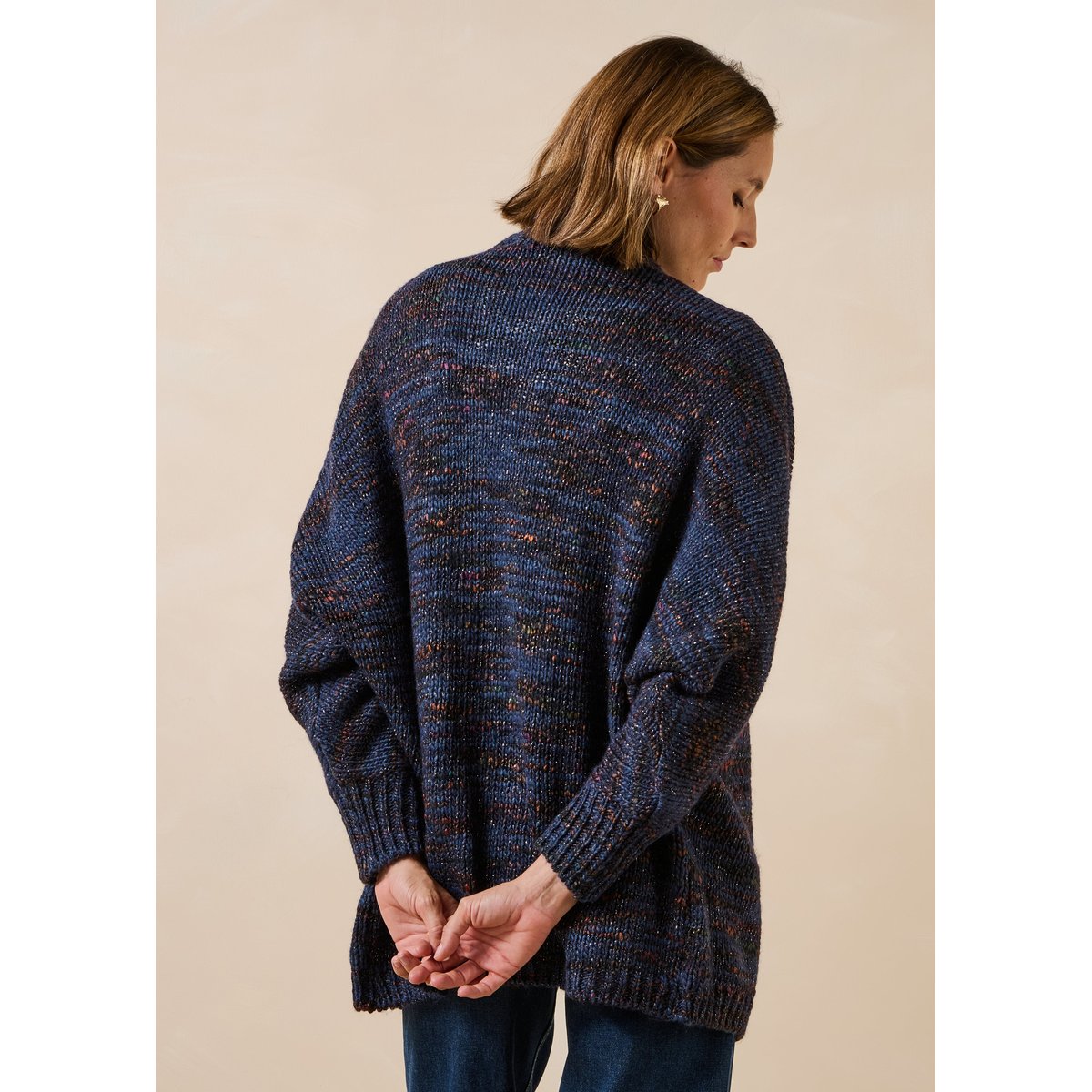 Gilet mi-long oversize en maille multicolore bleu denim, LA FEE MARABOUTEE