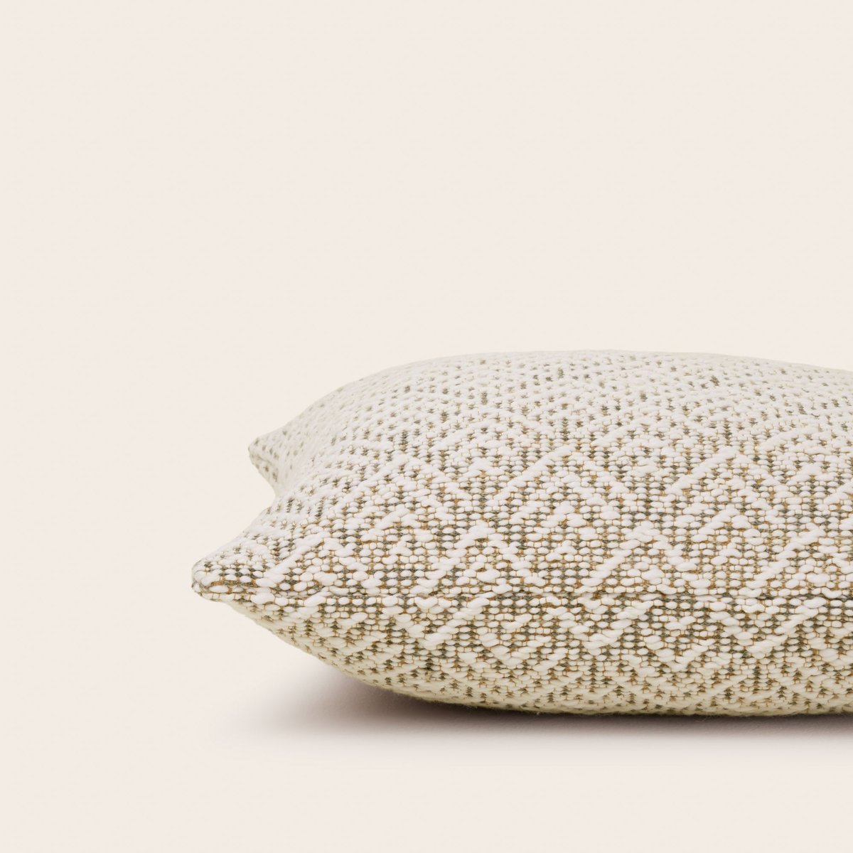 housse de coussin en Jacquard au motif géométrique texturé EREBUS ivoire et grisé, MADURA