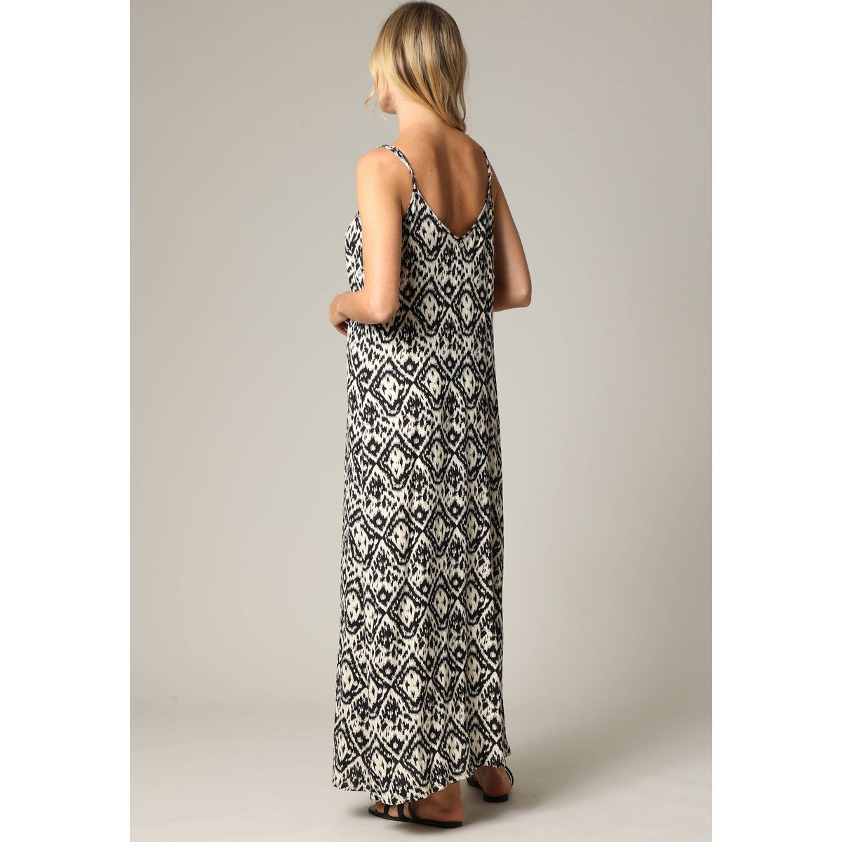 Robe longue ethnique à fines bretelles en crêpe de viscose BILIANA black, DEELUXE