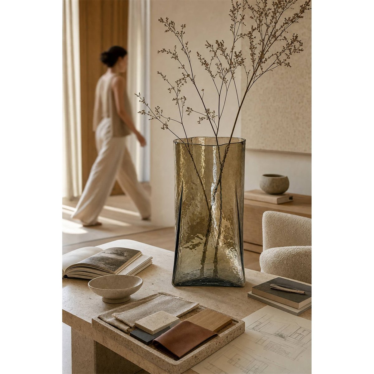 Vase en verre soufflé au relief lumineux fumé, RECOLLECTION