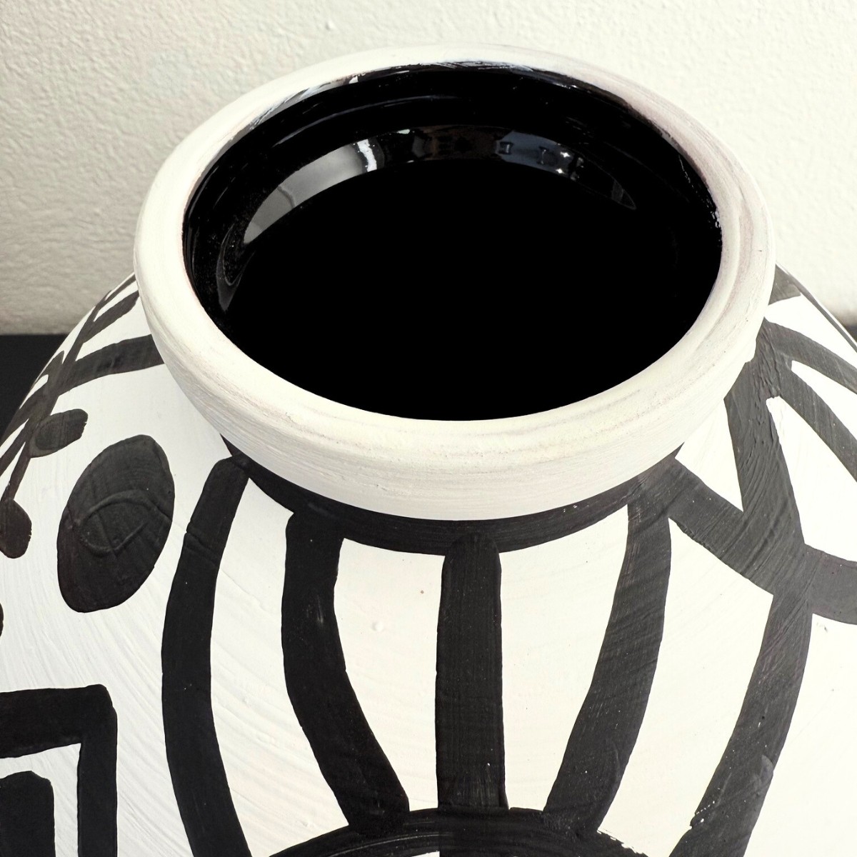Vase en terre cuite décoré à la main, OKBA noir, GERARD LAMY