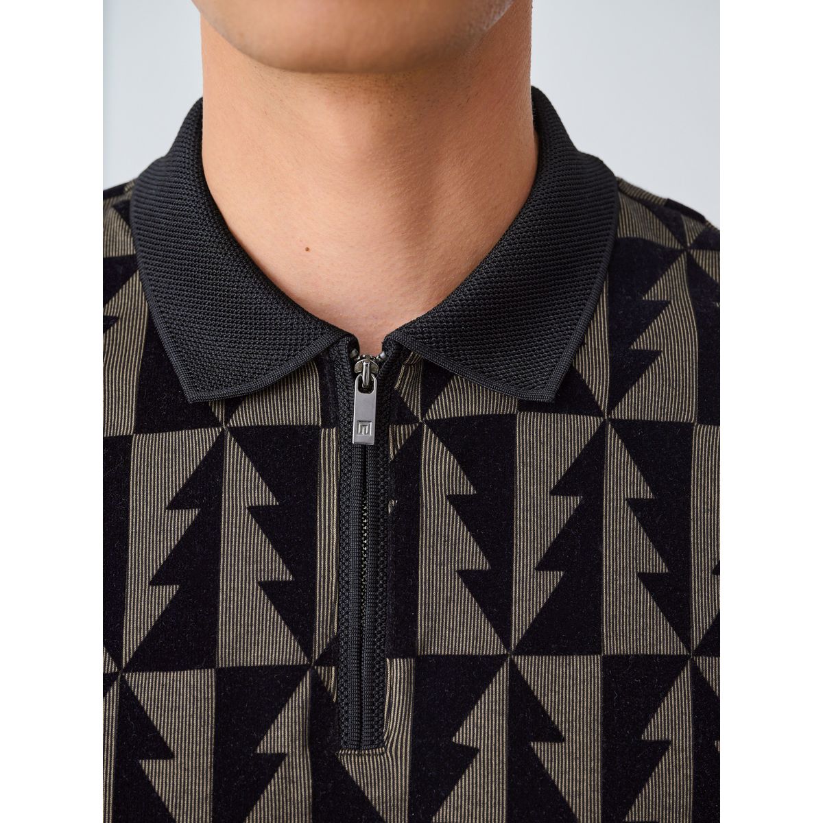 Polo floqué avec zip 3/4 noir/doré, NEXT