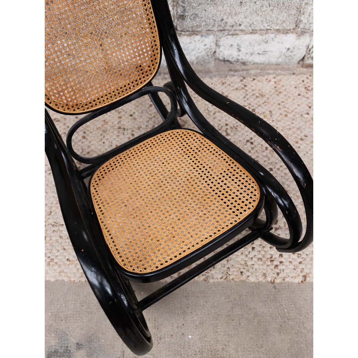 Rocking-chair en cannage Alibert N°92 - Bon état beige, DEBONGOUT