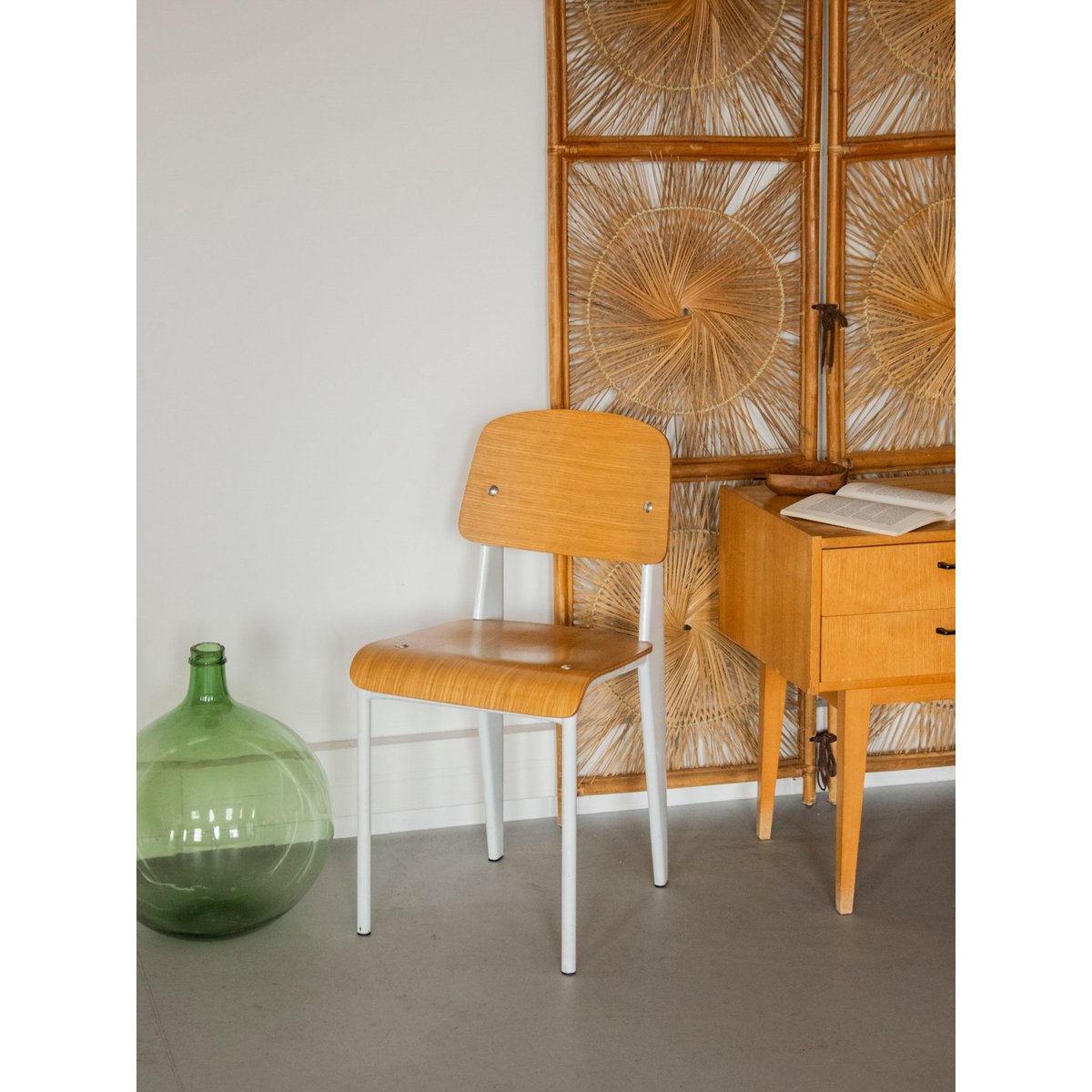 Chaise aux pieds blancs Alma N°1924 - Bon état blanc, DEBONGOUT