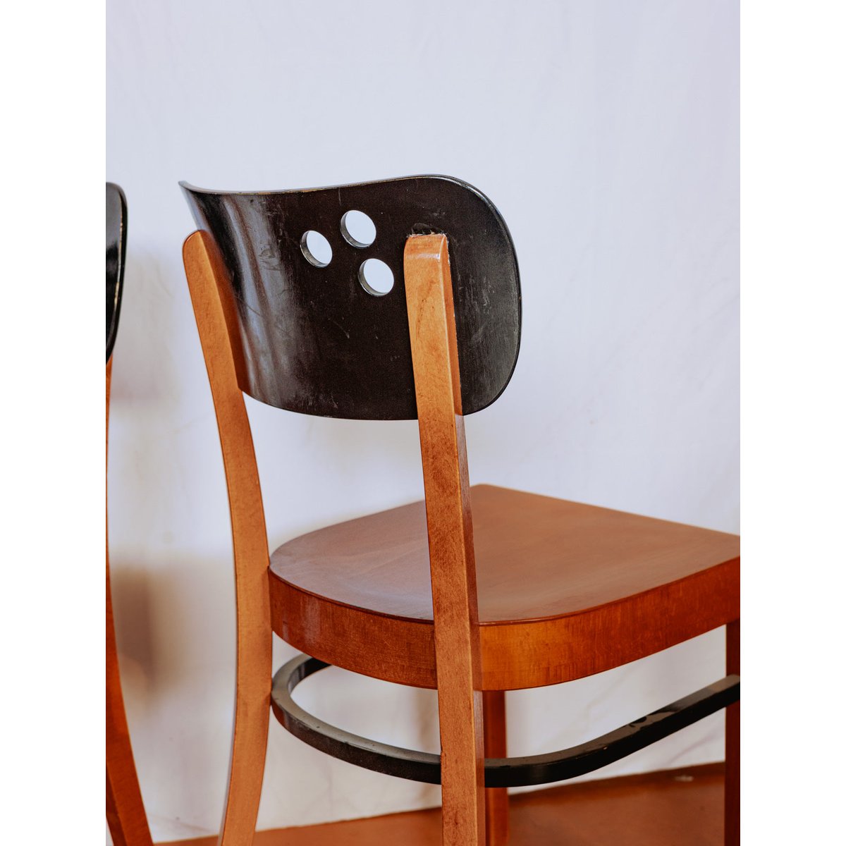 Chaise au dossier ajouré Alma N°1412 - Bon état bois foncé, DEBONGOUT