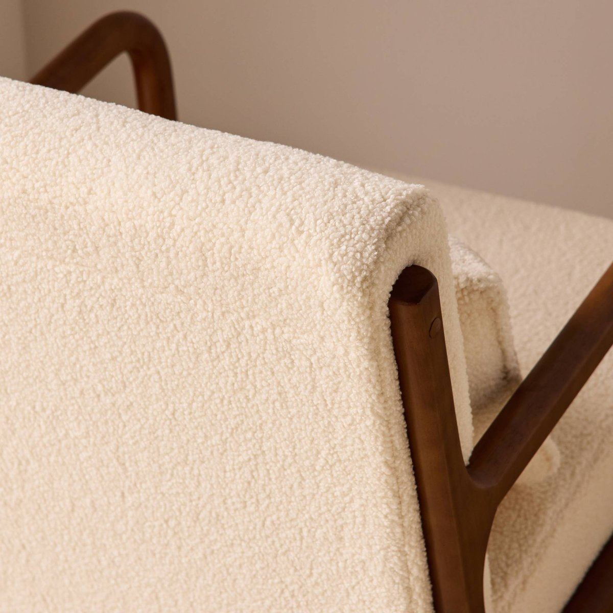 Fauteuil scandinave bois d'hévéa teinté noyer clair et bouclette LORENS crème, SWEEEK