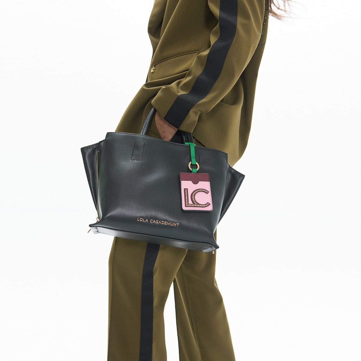 Sac à main à logo métallique avec porte cartes noir, LOLA CASADEMUNT