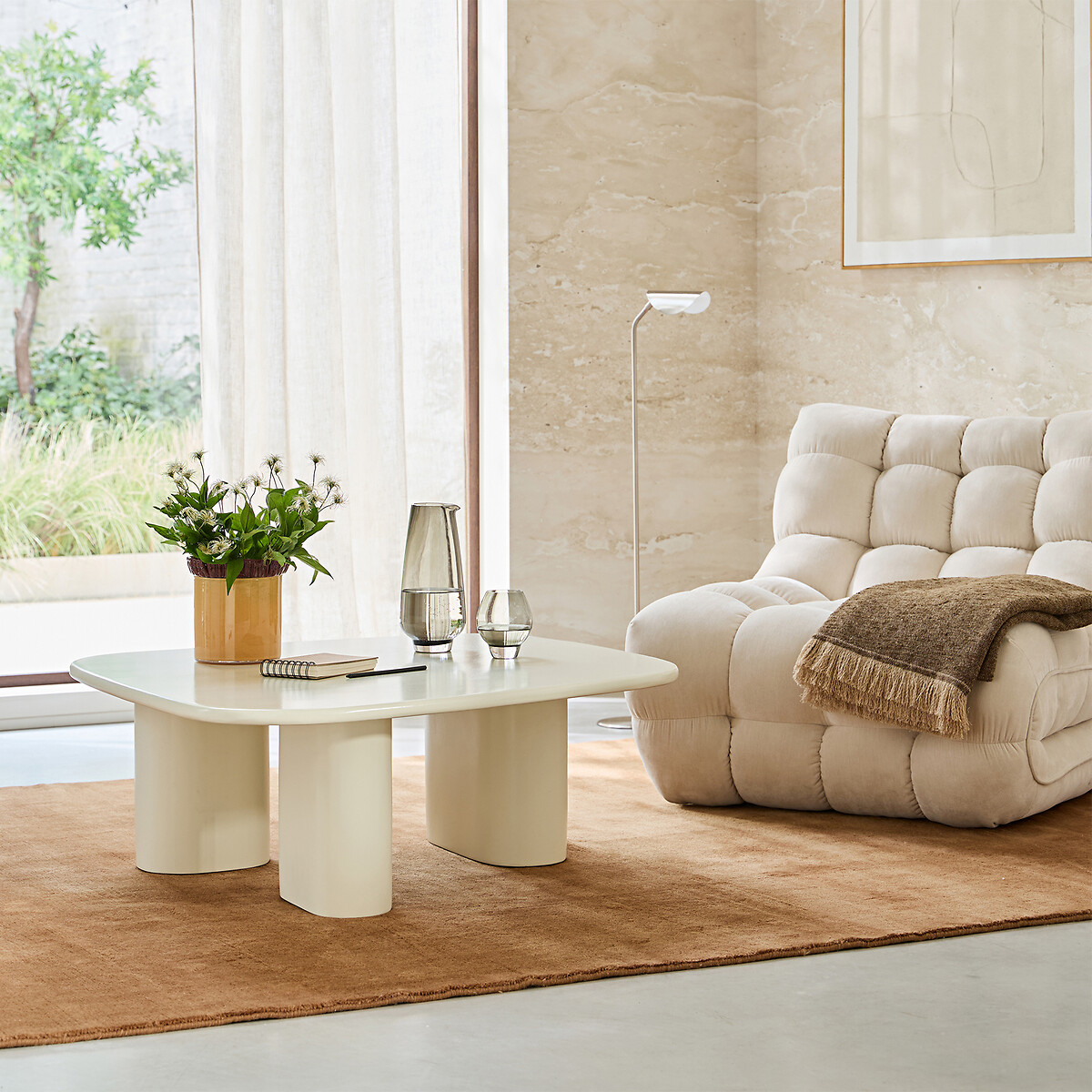 Table basse en acacia massif, hauteur 34,5 cm, OREUS blanc ecume, AM.PM