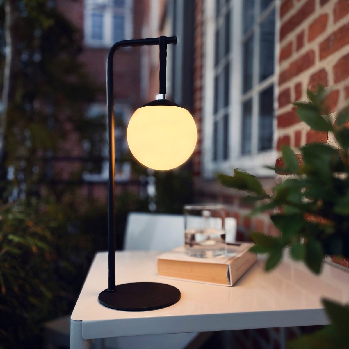 Lampe de table extérieure LED à intensité variable noire/blanche ODIN - Boule lumineuse rechargeable USB-C noir, DYBERG LARSEN
