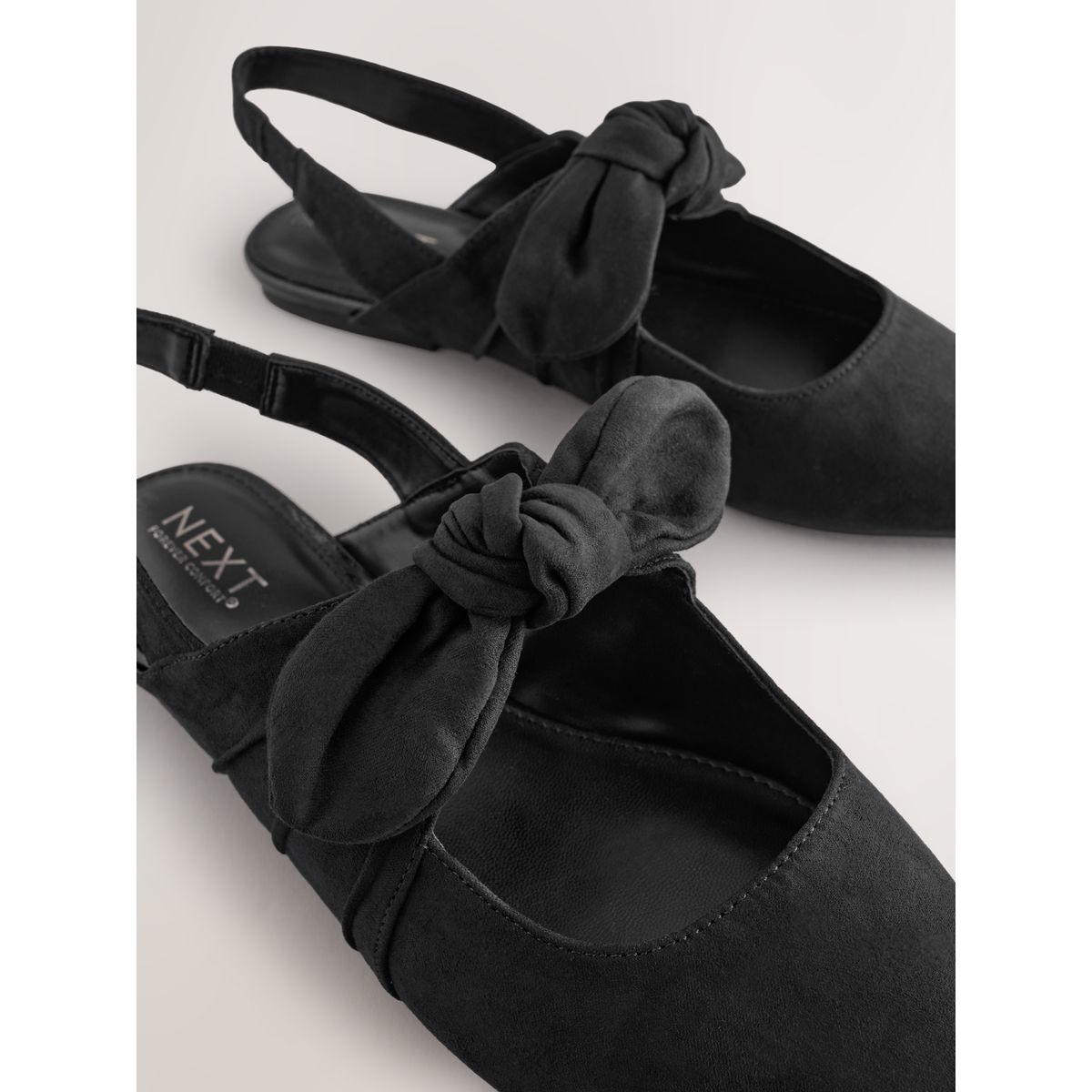 Chaussures plates à bride arrière/bout pointu noir, NEXT