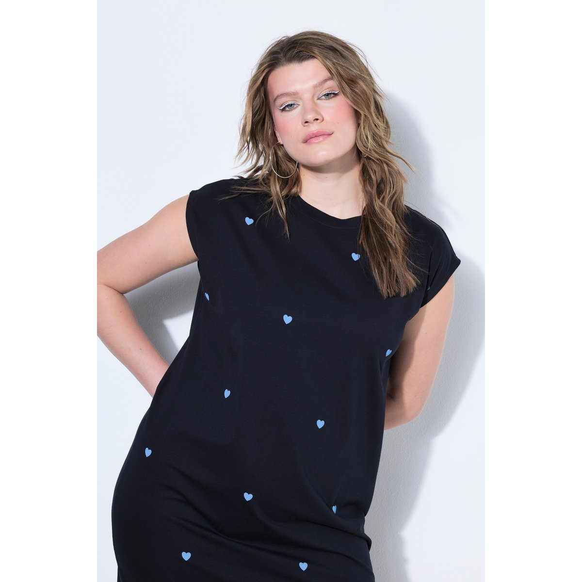 Robe midi oversize jersey, cœurs floqués noir, STUDIO UNTOLD