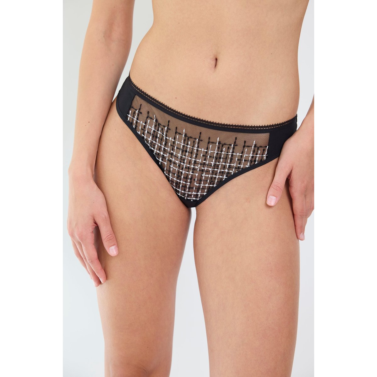 Tanga en broderie BACK IN BLACK noir, MAISON LEJABY