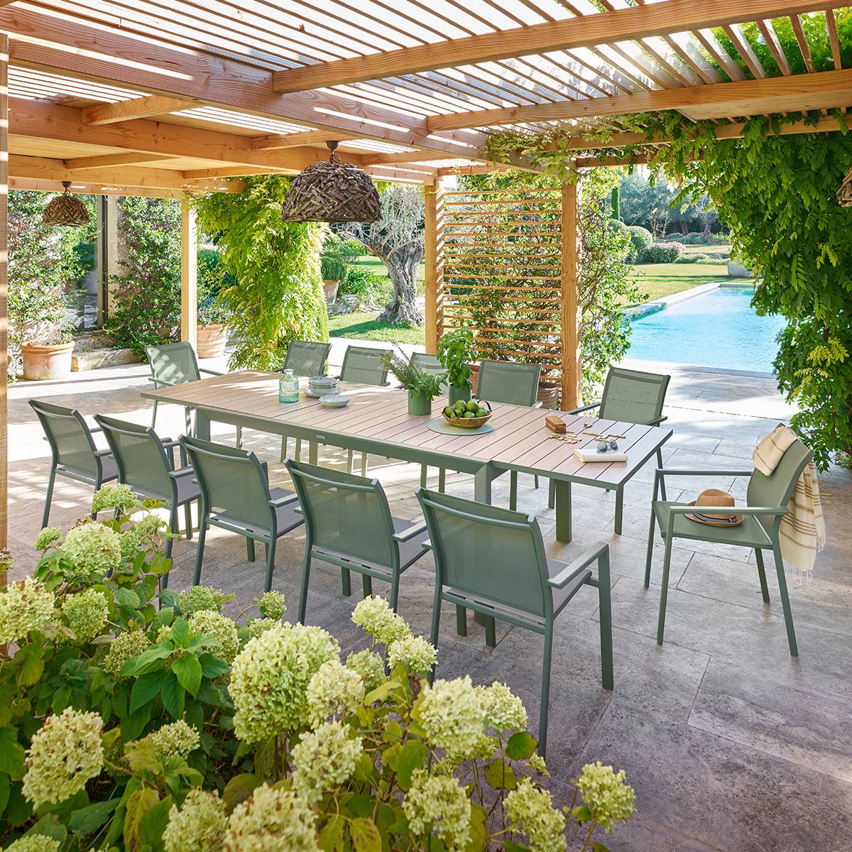 Table de jardin extensible 12 places en aluminium effet bois ÉVASION beige vert laurier, HESPERIDE