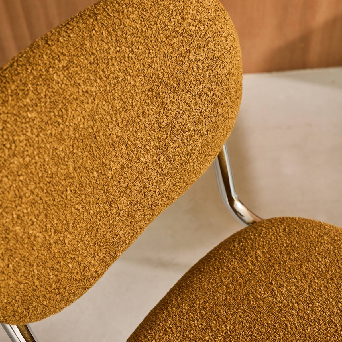 Chaise cantilever arrondie métal, bouclette texturée et pieds chromés (lot de 2) MALOA moutarde, SWEEEK