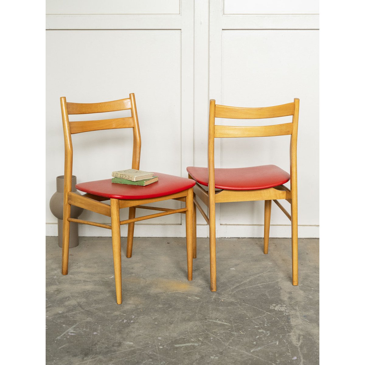 Paire de chaises scandinaves Alma N°2000 - Bon état bois clair, DEBONGOUT