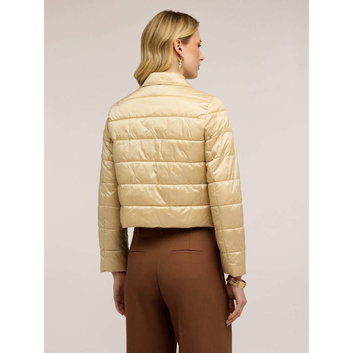 Veste matelassée légère courte avec boutons bijoux beige, MOTIVI