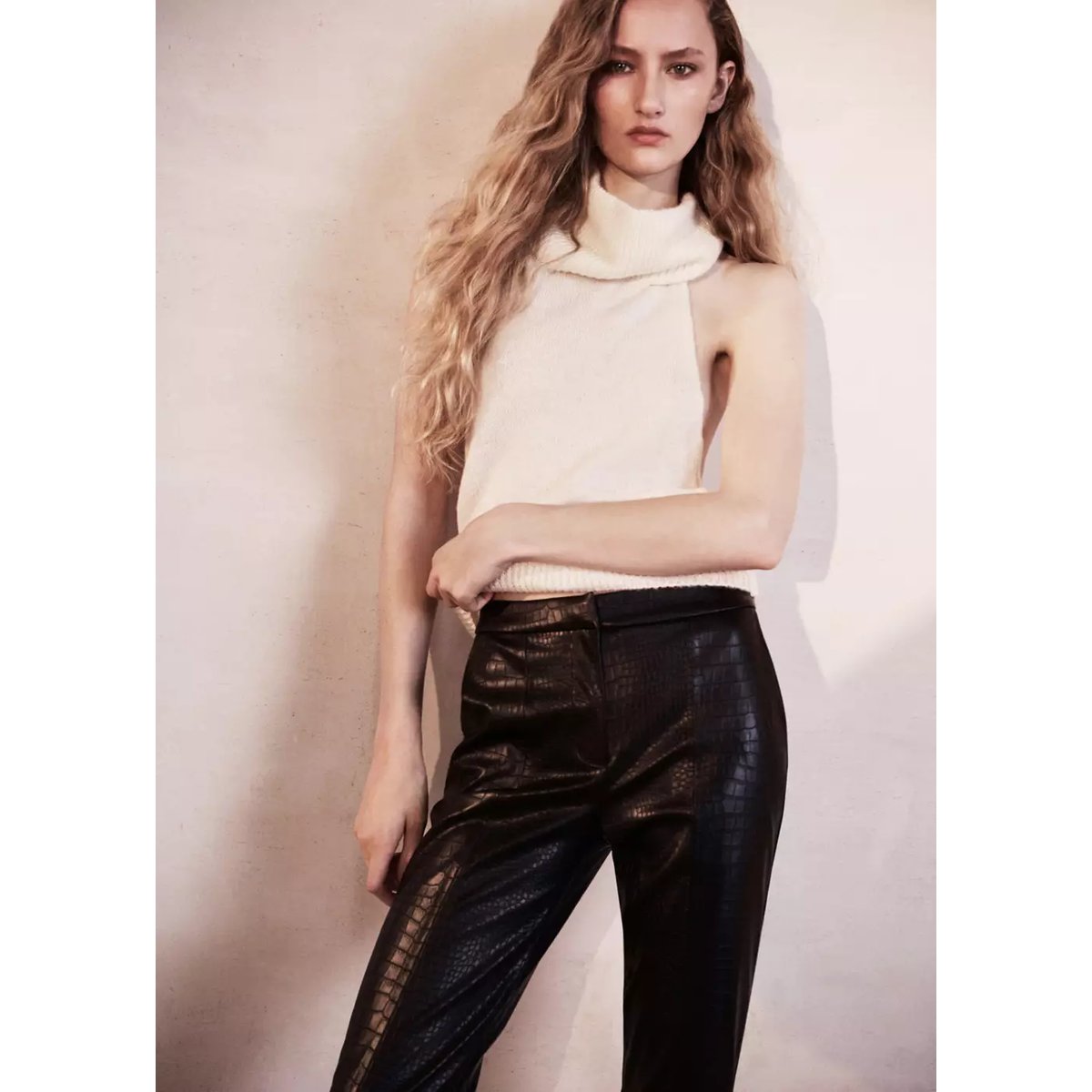 Pantalon évasé effet croco noir, MANGO