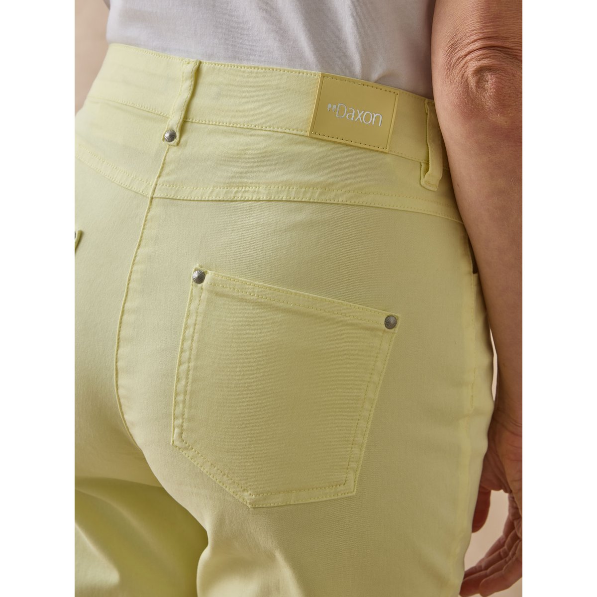 Pantacourt en gabardine avec élastique jaune, DAXON