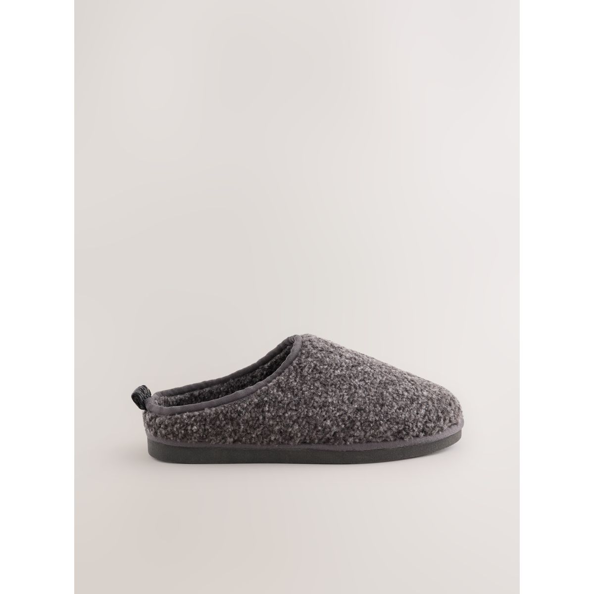 Chaussons mules en peau lainée gris, NEXT