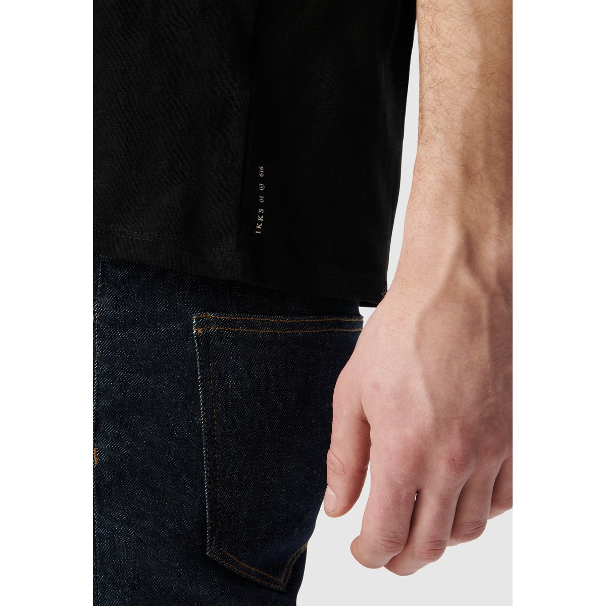 Tee-shirt col V L'Essentiel noir, IKKS