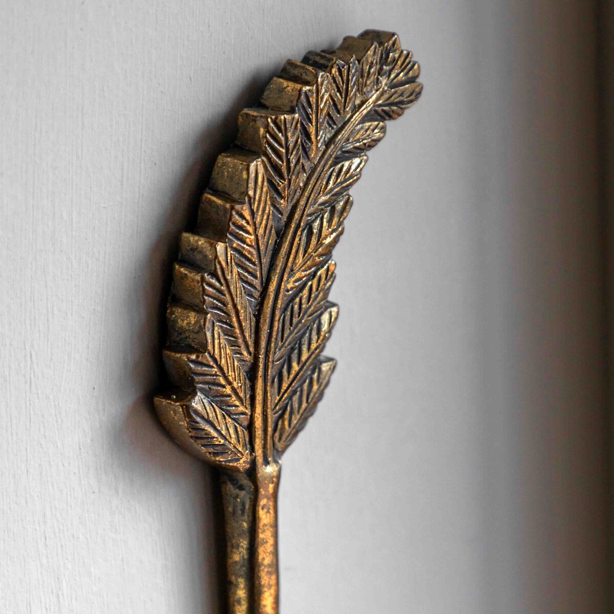 Rowan Leaf Decorative Hook in Gold Finish gold-coloured, ÉDITÉ
